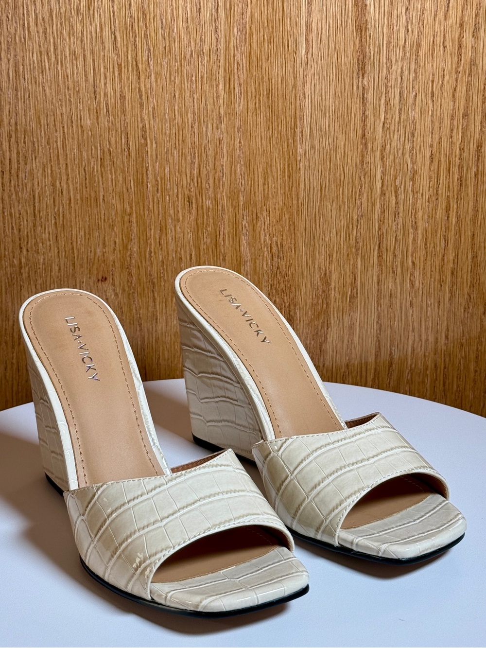 Lisa Vicky ADORE-V Ecru Croco Patent Wedge Slides Women’s 8 M NIB